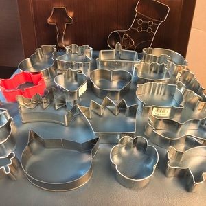 21 assorted cookie cutter set. See all pictures.